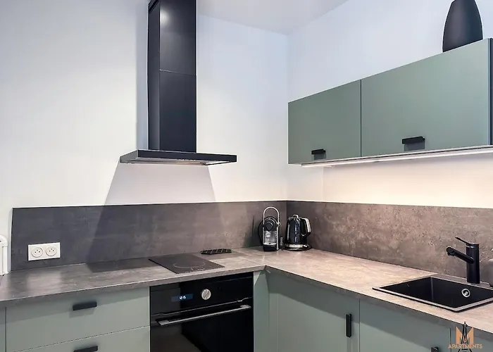 Charming Montmartre Maisonette * Paris